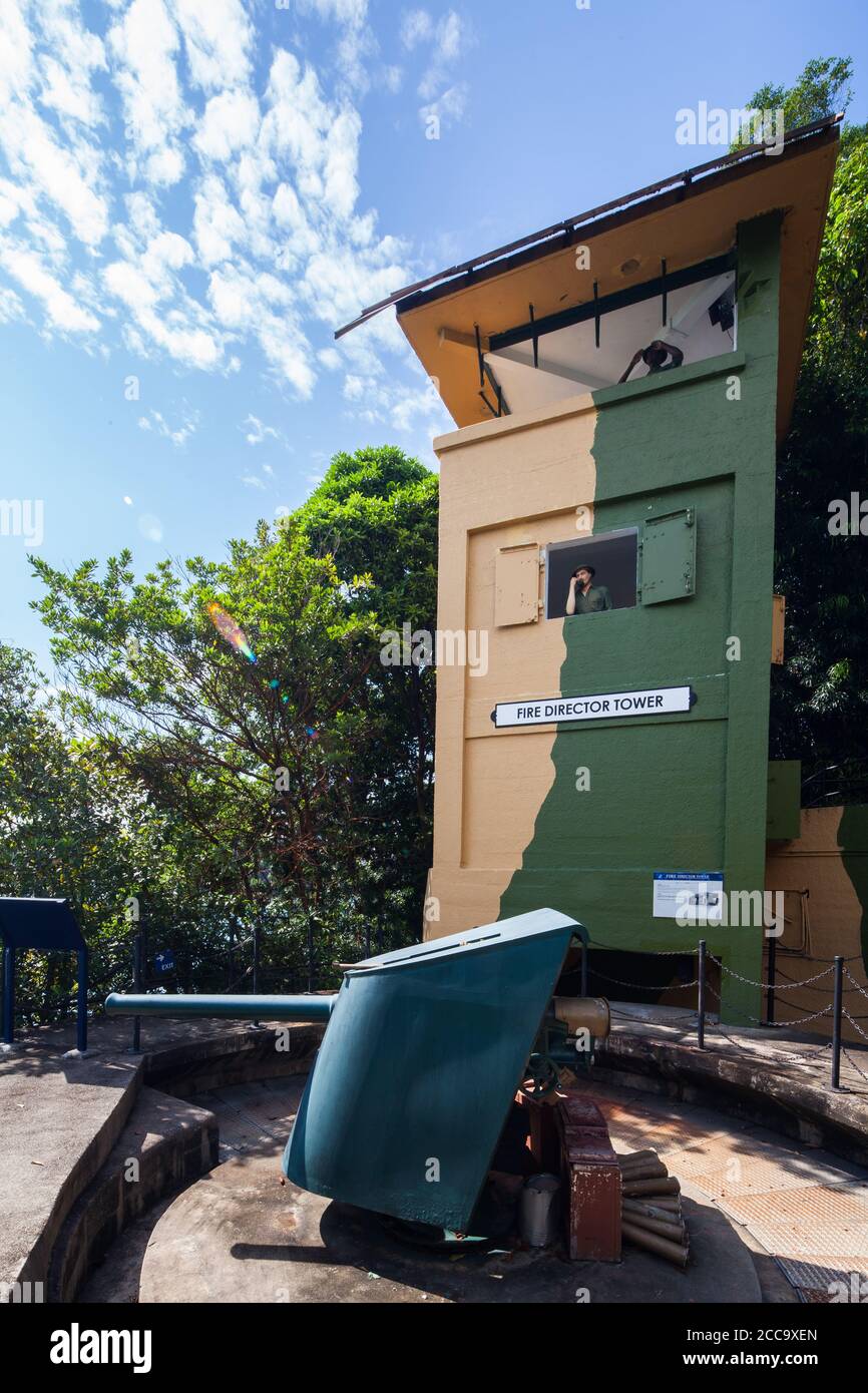 Crea un punto di osservazione con 2 soldati finti che guardano verso il mare. Fort Siloso nel 1941, Sentosa. Singapore. Foto Stock