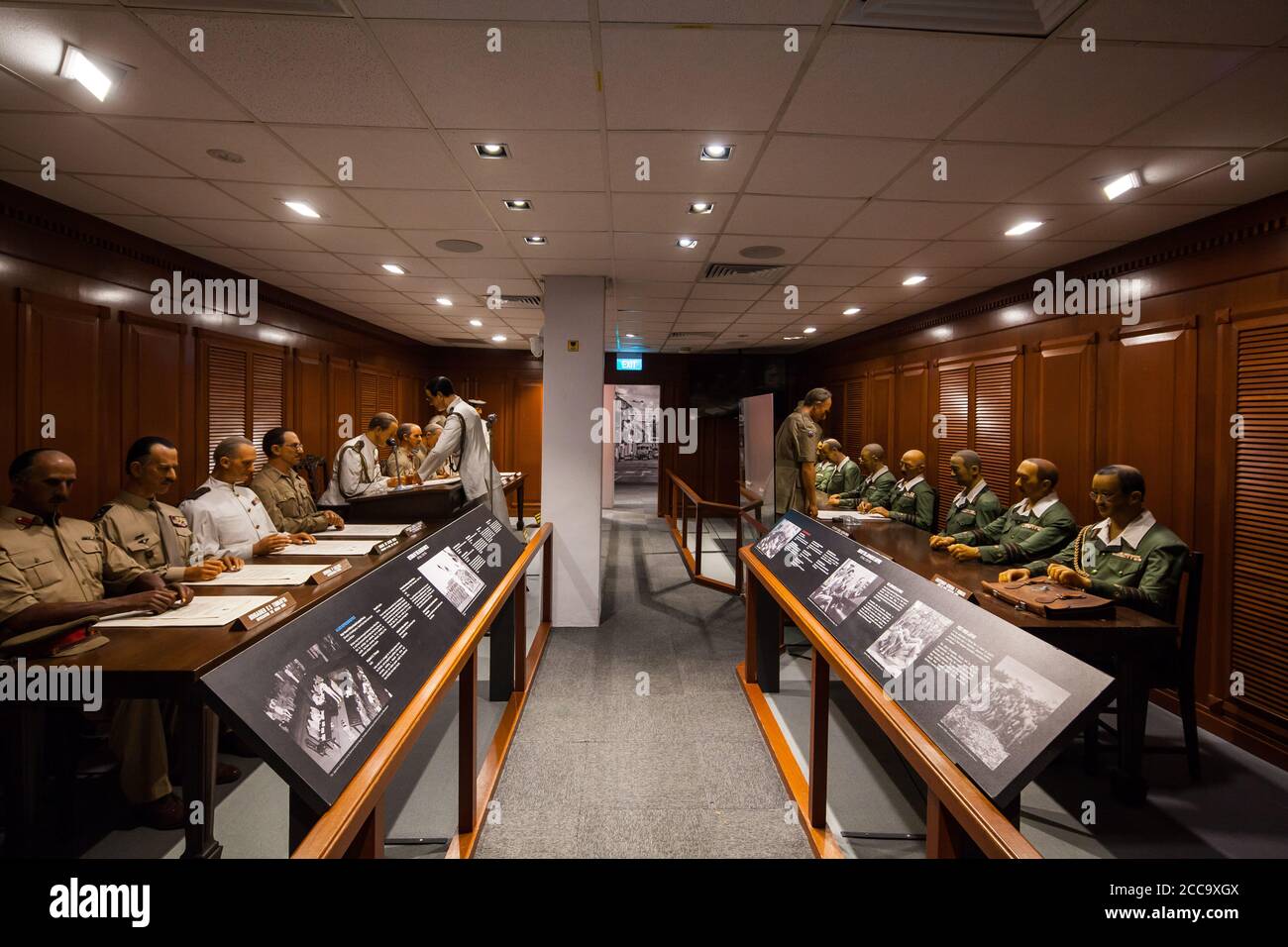 Ammira in una camera di resa varie statuette di cera di ufficiali militari a Fort Siloso, Sentosa, Singapore. Foto Stock