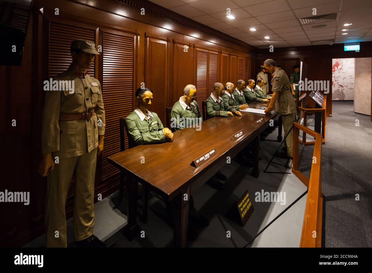 Mostra delle statuette di cera della camera della resa, la scena raffigura la caduta dell'impero giapponese a Fort Siloso, Sentosa, Singapore. Foto Stock