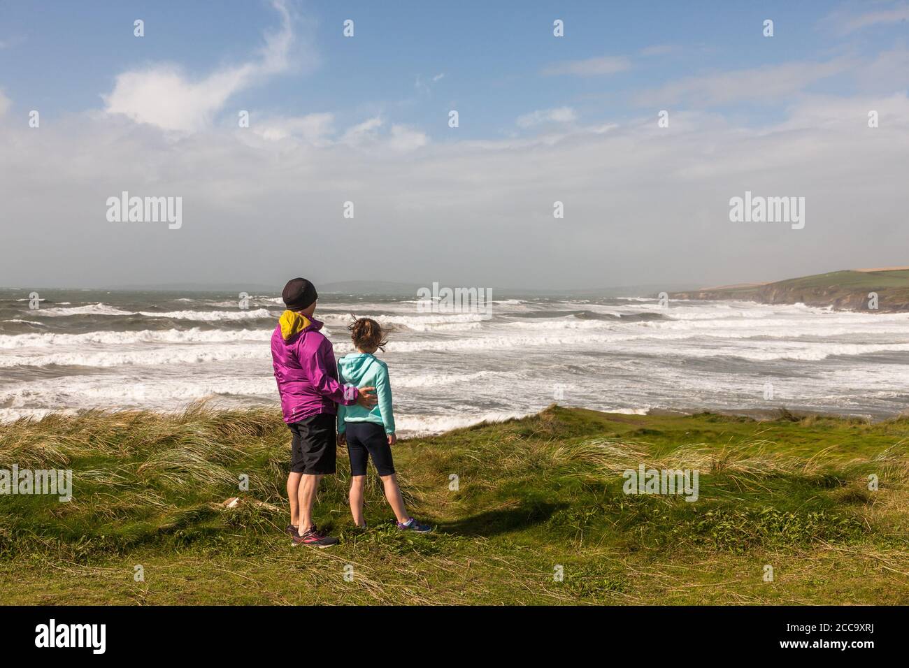 Garrettstown, Cork, Irlanda. 20 agosto 2020. Deirdre e Ruby Garry da Tullamore dare un'occhiata al potere della Wild Atlantic Way dopo Storm Ellen a Garrettstown, Co. Cork, Irlanda. - credito; David Creedon / Alamy Live News Foto Stock