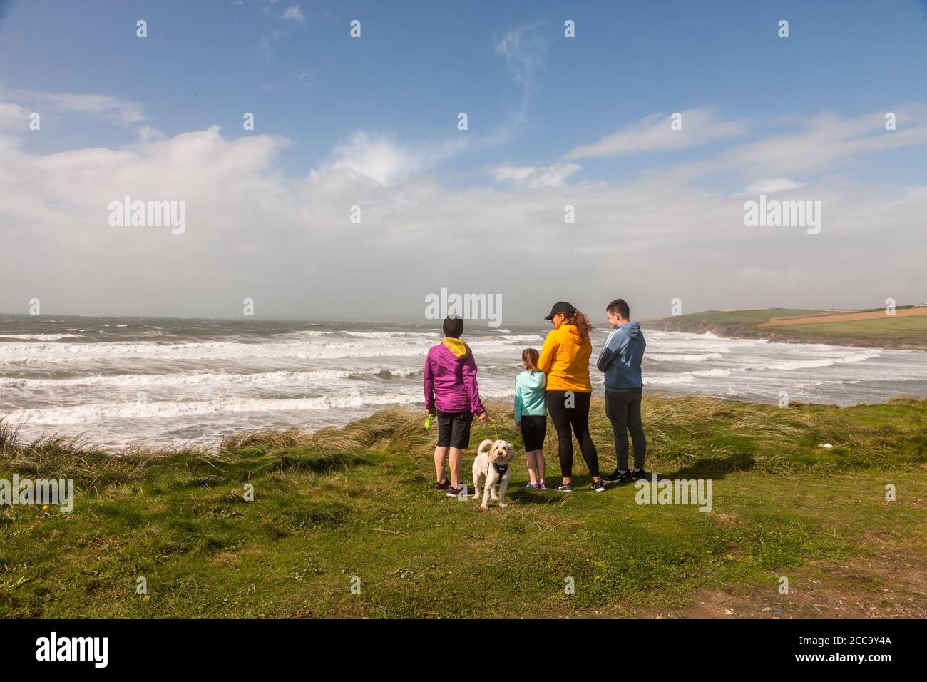 Garrettstown, Cork, Irlanda. 20 agosto, 2020.Deirdre, Ruby, Noelle e Jamie Garry con Toffie il cane da Tullamore prendere tempo per vedere il potere della Wild Atlantic Way dopo Storm Ellen a Garrettstown, Co. Cork, Irlanda. - credito; David Creedon / Alamy Live News Foto Stock