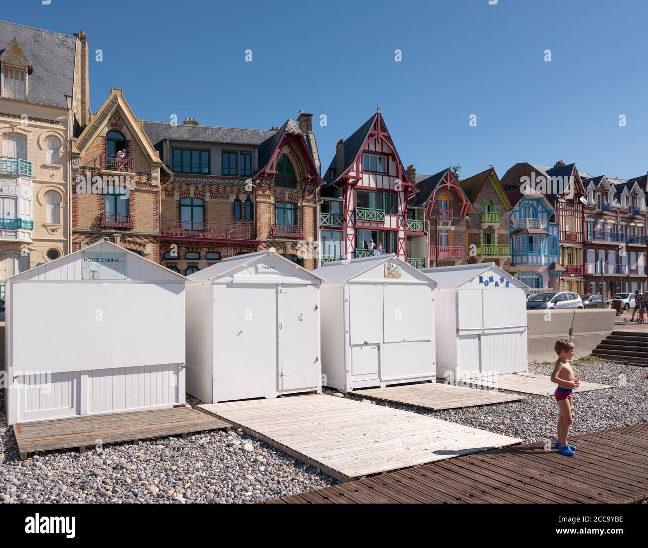 cabine spiaggia e case colorate di mers les bains in normandia francese Foto Stock