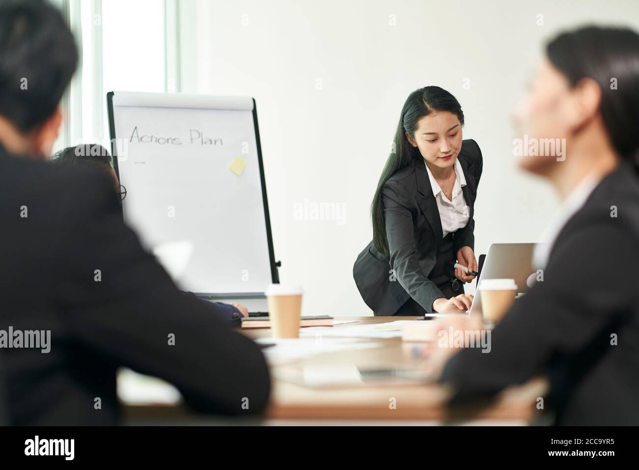 giovane donna asiatica d'affari corporativa che fa una presentazione in ufficio Foto Stock