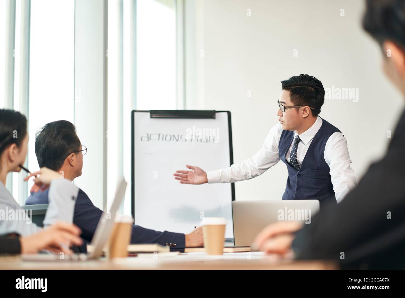 gruppo di dirigenti aziendali asiatici che si riunono in ufficio per discutere di affari piani Foto Stock