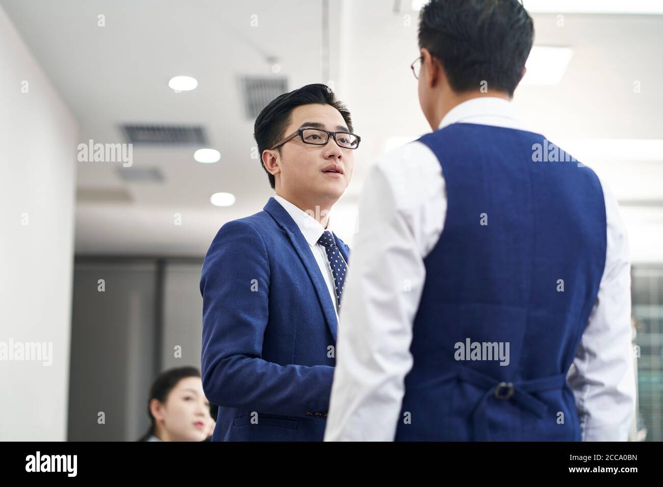 incontro del responsabile delle risorse umane asiatiche e conversazione con il candidato prima intervista Foto Stock