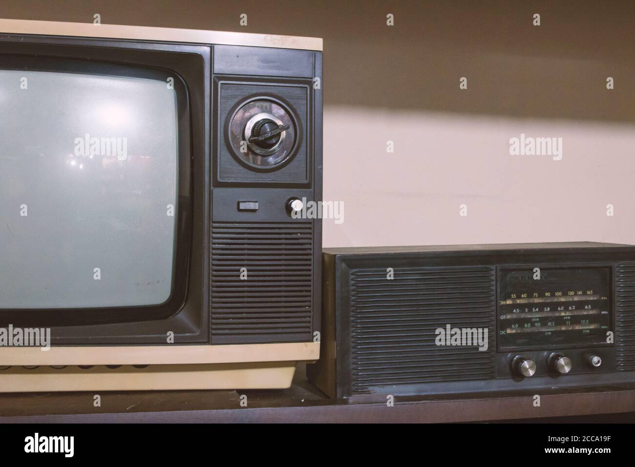 Vecchia immagine di concetto di TV e radio retrò Foto Stock