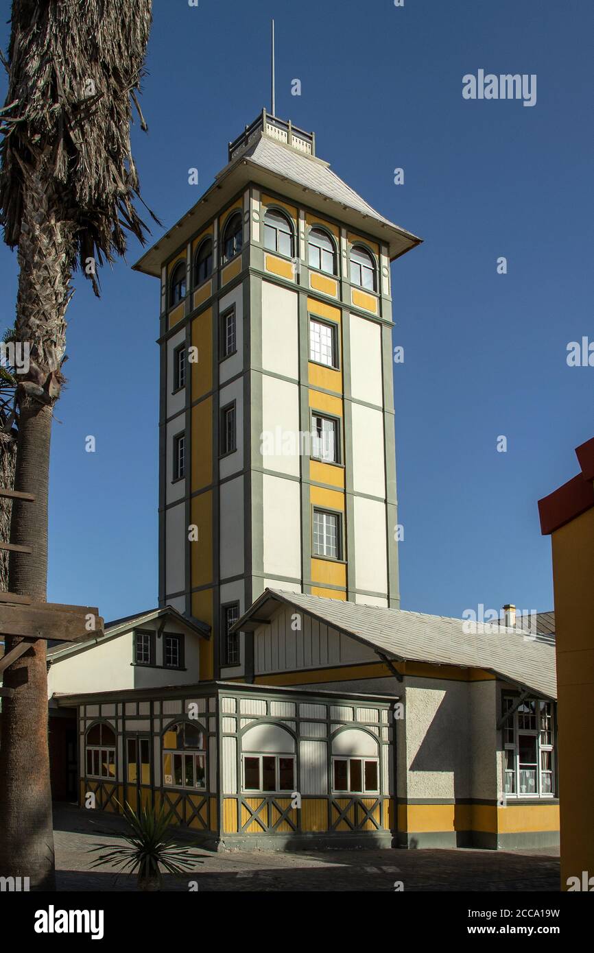 L'antica architettura coloniale tedesca della Woerman Tower e. Casa a Swakopmund Foto Stock