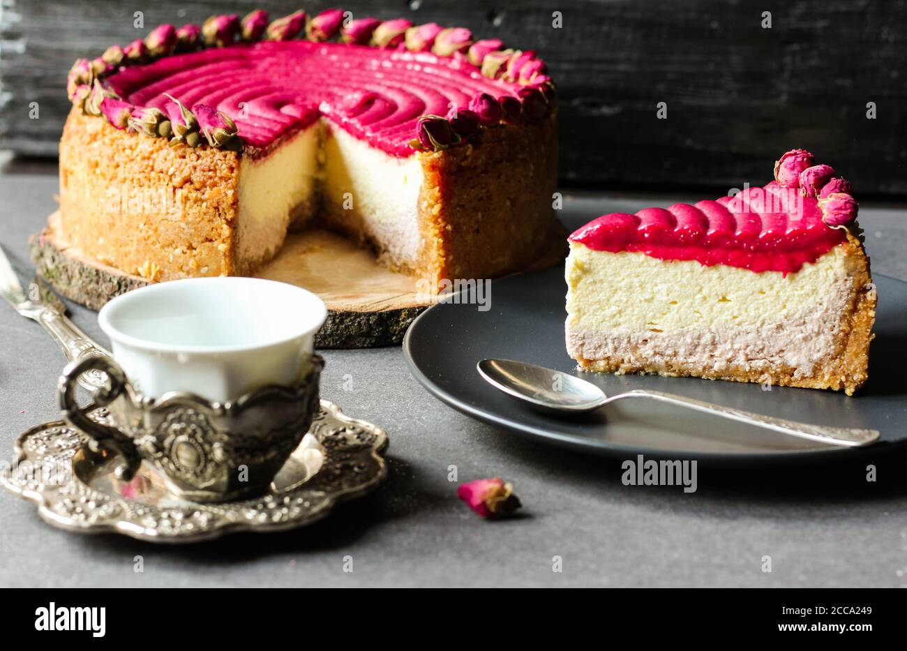 Pezzo di cheesecake lampone. Cottura domestica naturale. Foto Stock