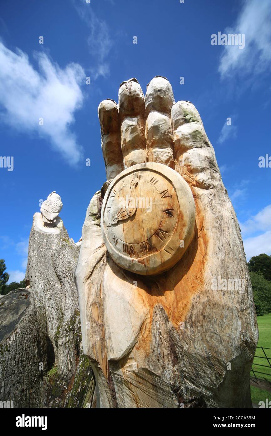 Albero scolpito con mano e orologio a Rozelle Park, Ayr, Ayrshire Foto Stock