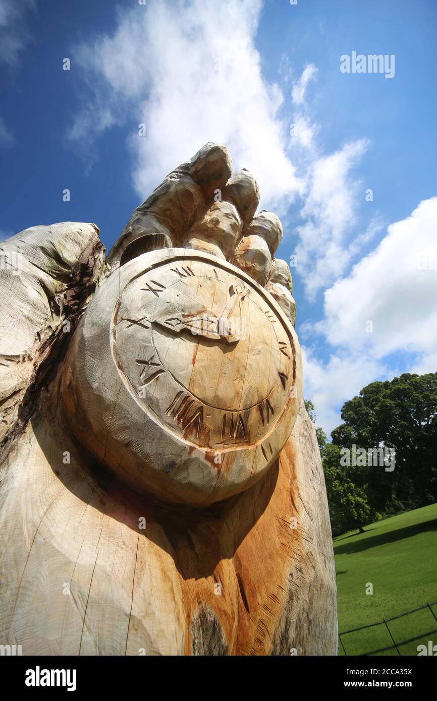 Albero scolpito con mano e orologio a Rozelle Park, Ayr, Ayrshire Foto Stock
