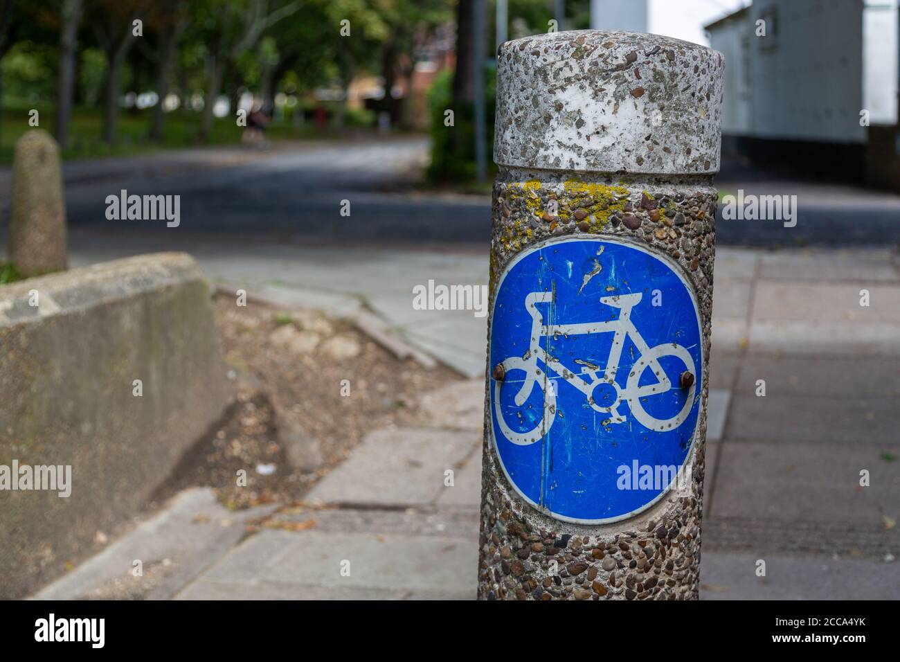 Un segnale di pista ciclabile su un vecchio bullard wonky seguente su una pista ciclabile Foto Stock