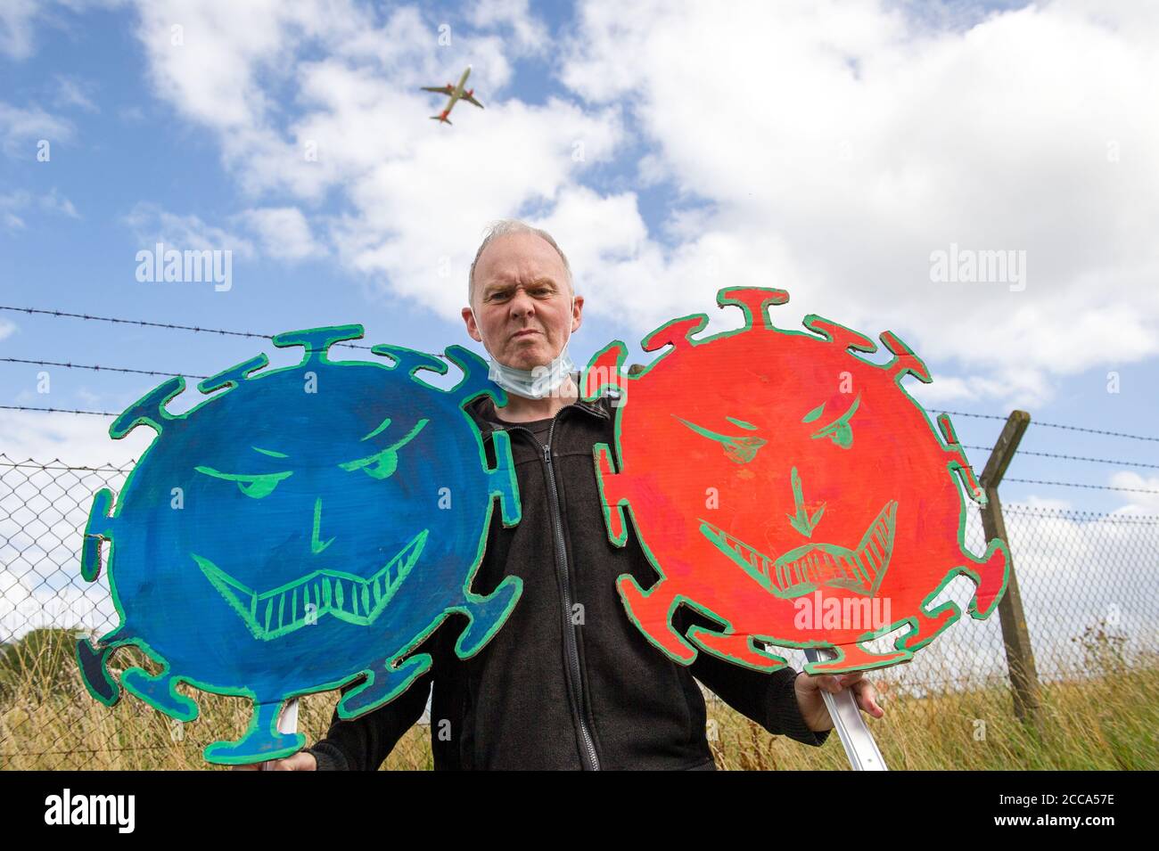 Edimburgo, Scozia, Regno Unito. 20 agosto 2020 nella foto: Sean Clerkin of Action for Scotland facendo COVID19 confine/porti di ingresso protesta per continuare il suo appello al governo scozzese a chiudere il confine e tutti i porti di ingresso per viaggi non essenziali dall'Inghilterra alla Scozia. Sospirando il professor Devi Sridhar dell'Università di Edimburgo nei suoi commenti recentemente al New York Times ha scritto: "La Scozia e l'Irlanda del Nord hanno guardato avanti il prossimo inverno e hanno fatto un piano concertato per minimizzare la trasmissione della comunità...... Credit: Colin Fisher/Alamy Live News. Foto Stock