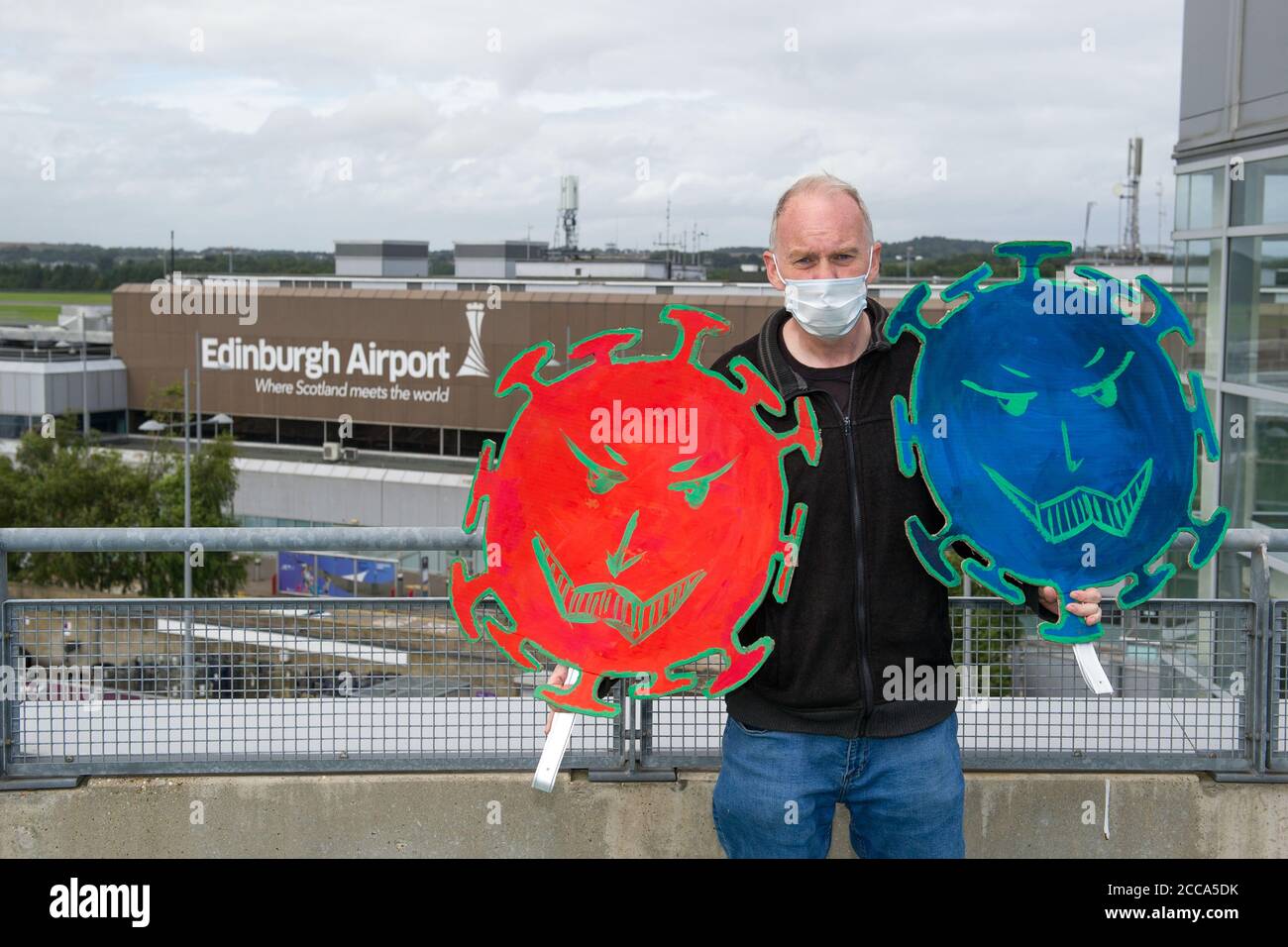 Edimburgo, Scozia, Regno Unito. 20 agosto 2020 nella foto: Sean Clerkin of Action for Scotland facendo COVID19 confine/porti di ingresso protesta per continuare il suo appello al governo scozzese a chiudere il confine e tutti i porti di ingresso per viaggi non essenziali dall'Inghilterra alla Scozia. Sospirando il professor Devi Sridhar dell'Università di Edimburgo nei suoi commenti recentemente al New York Times ha scritto: "La Scozia e l'Irlanda del Nord hanno guardato avanti il prossimo inverno e hanno fatto un piano concertato per minimizzare la trasmissione della comunità...... Credit: Colin Fisher/Alamy Live News. Foto Stock