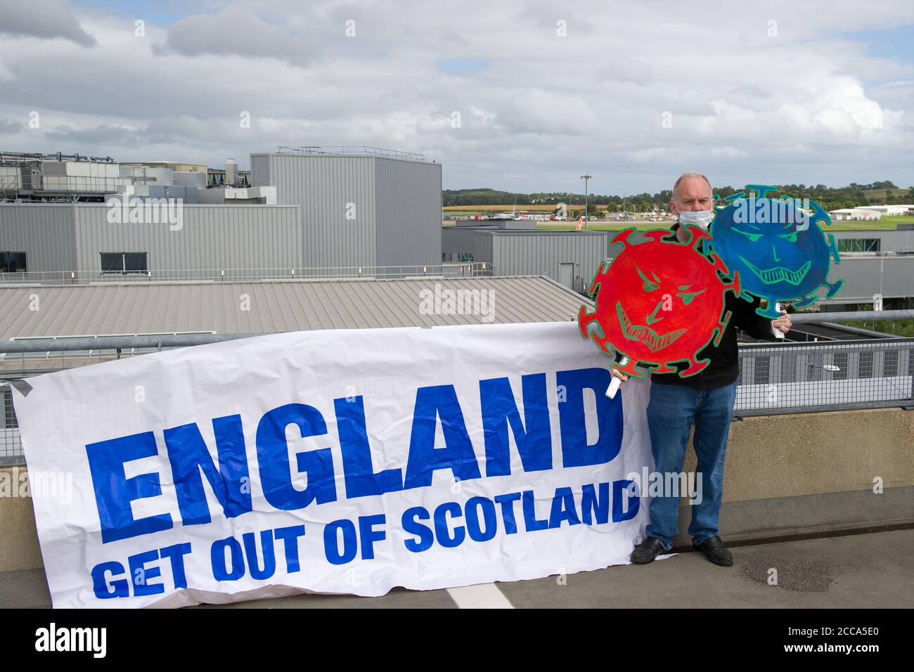 Edimburgo, Scozia, Regno Unito. 20 agosto 2020 nella foto: Sean Clerkin of Action for Scotland facendo COVID19 confine/porti di ingresso protesta per continuare il suo appello al governo scozzese a chiudere il confine e tutti i porti di ingresso per viaggi non essenziali dall'Inghilterra alla Scozia. Sospirando il professor Devi Sridhar dell'Università di Edimburgo nei suoi commenti recentemente al New York Times ha scritto: "La Scozia e l'Irlanda del Nord hanno guardato avanti il prossimo inverno e hanno fatto un piano concertato per minimizzare la trasmissione della comunità...... Credit: Colin Fisher/Alamy Live News. Foto Stock