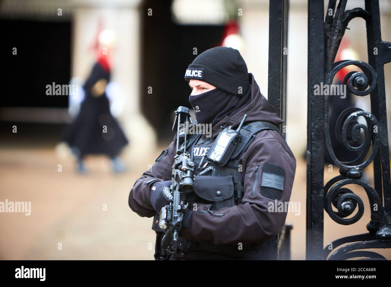 Ufficiale di polizia armato all'esterno di Horse Guards a Whitehall, Londra. Foto Stock