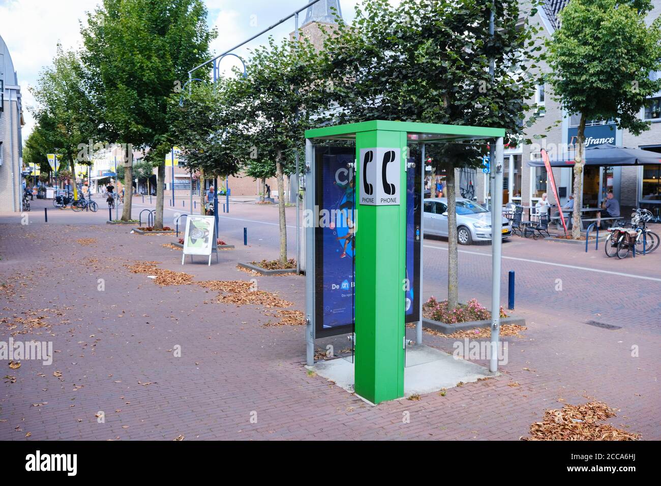 Bennekom, Paesi Bassi. Ago,18,2020. Old Green Phone stand nel quartiere dello shopping, uno degli ultimi. Telefono a pagamento verde per uso generale, scompaiono dal Foto Stock