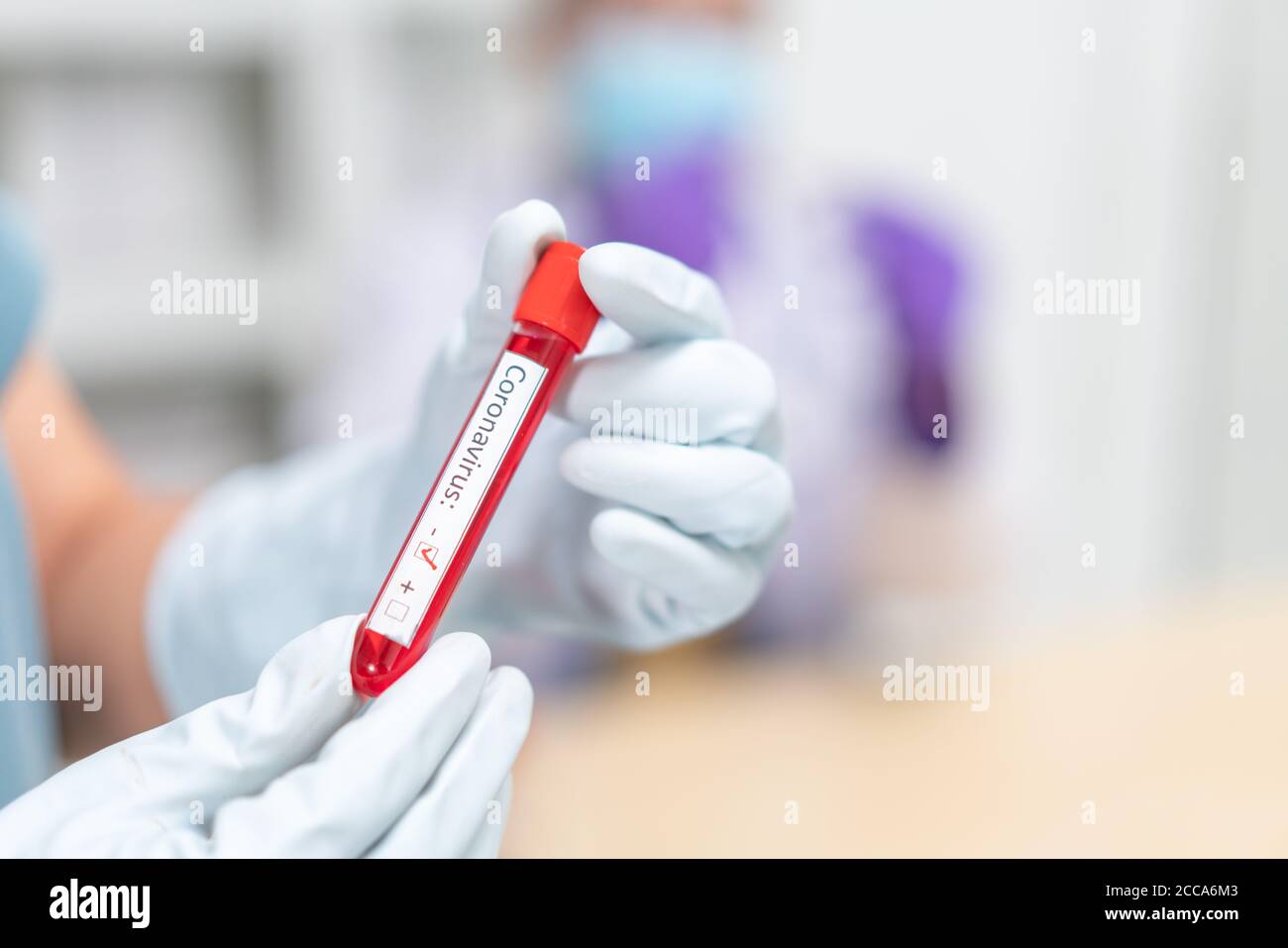 Provetta per analisi con mantenimento del personale con sangue per analisi da 2019 nCoV a negative. Concetto di analisi del sangue di Coronavirus cinese novel. Foto Stock