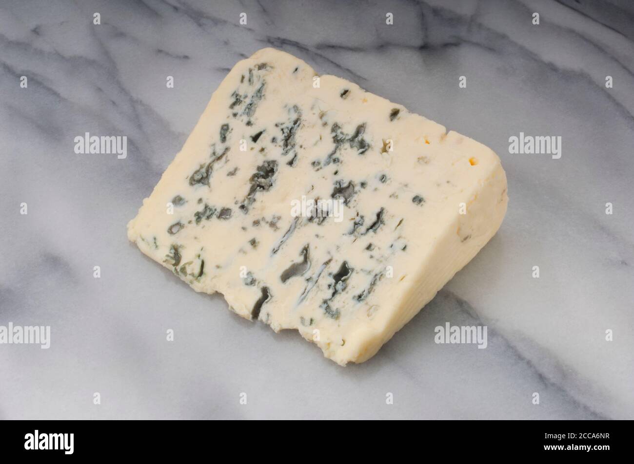 Studio di una fetta di formaggio blu su cui riposarsi Una lastra di marmo - John Gollop Foto Stock