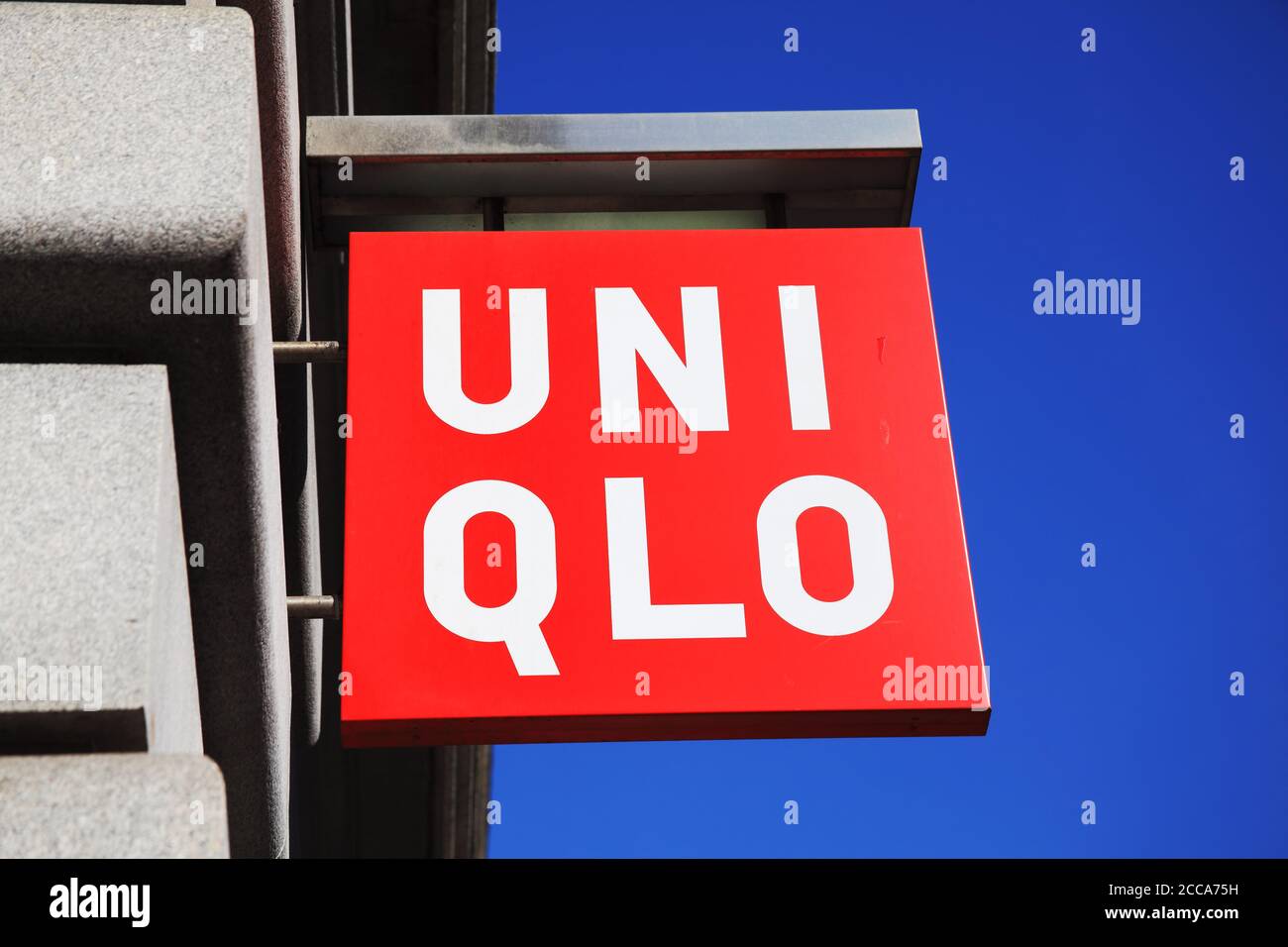 Londra, Regno Unito, 1 aprile 2012 : segno pubblicitario del logo del negozio di abbigliamento Uniqlo presso uno dei suoi punti vendita al dettaglio a Oxford Street foto d'archivio Foto Stock