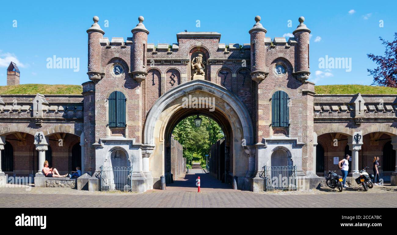 Fortificazioni storiche di Naarden. Utrechtse Poort (porta di Utrecht) presso la Ruijsdaelplein. Nord Olanda, Paesi Bassi. Foto Stock