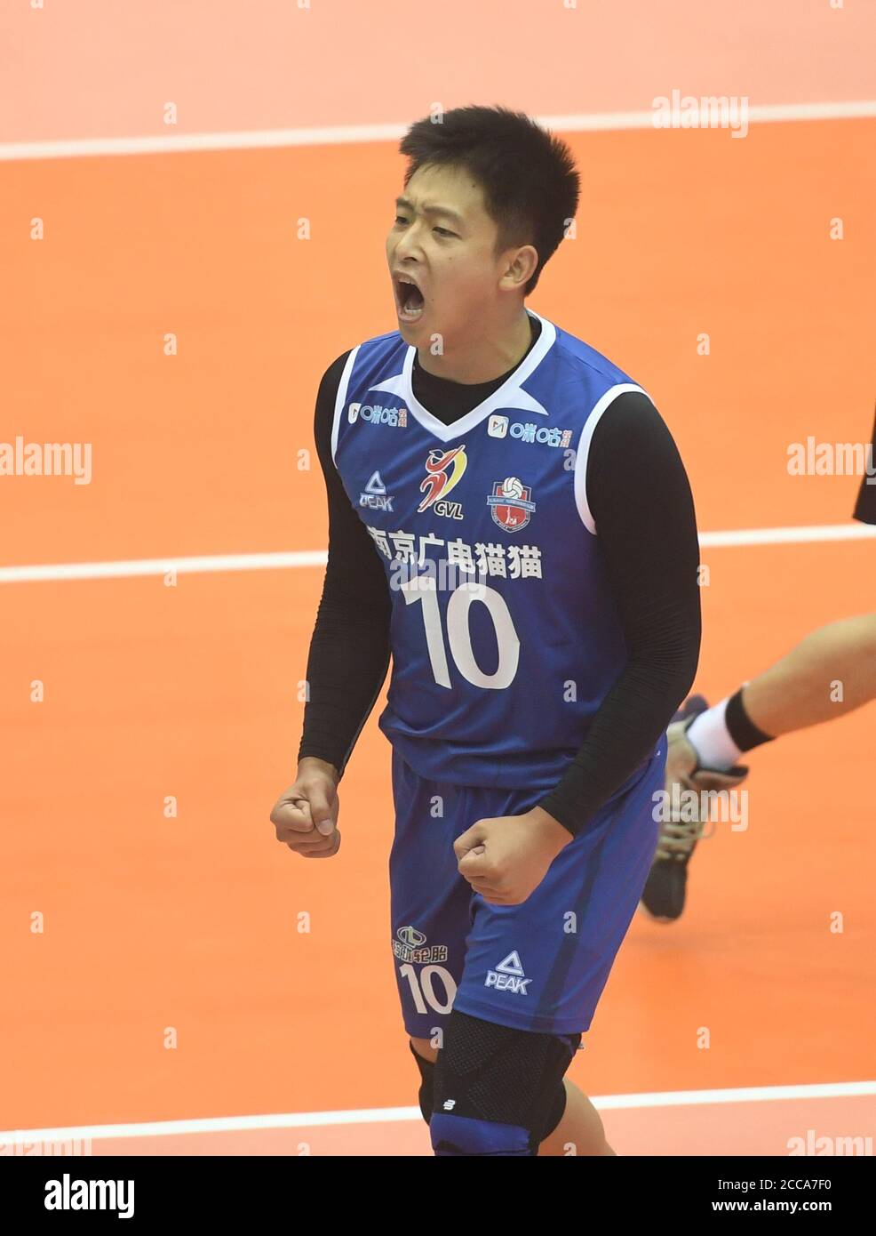 Qinhuangdao, provincia cinese di Hebei. 20 Agosto 2020. Yang Tianyuan del team di Jiangsu festeggia il punteggio durante la partita del gruppo C tra Jiangsu e Sichuan nel campionato di pallavolo maschile cinese 2019/2020 a Qinhuangdao, provincia di Hebei, nel nord della Cina, il 20 agosto 2020. Il campionato cinese di pallavolo maschile top è ripreso a porte chiuse qui giovedì. Credit: Xudong/Xinhua/Alamy Live News Foto Stock