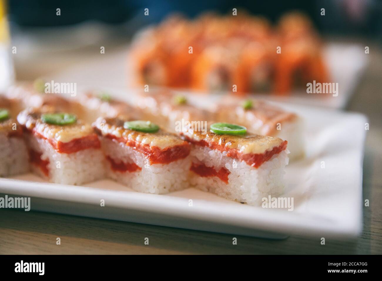 Un piatto di sushi Luxuy presso un ristorante giapponese di alta qualità in  Giappone. Sushi Aburi Oshi placcato che significa pesce di salmone calze  con la fiamma scottato sulla parte superiore della