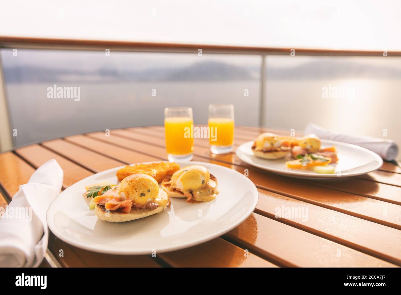 Nave da crociera vacanza cibo prima colazione sul tavolo suite balcone nel servizio in camera. Vacanza caraibica, fuga invernale o crociera luna di miele in Europa o. Foto Stock