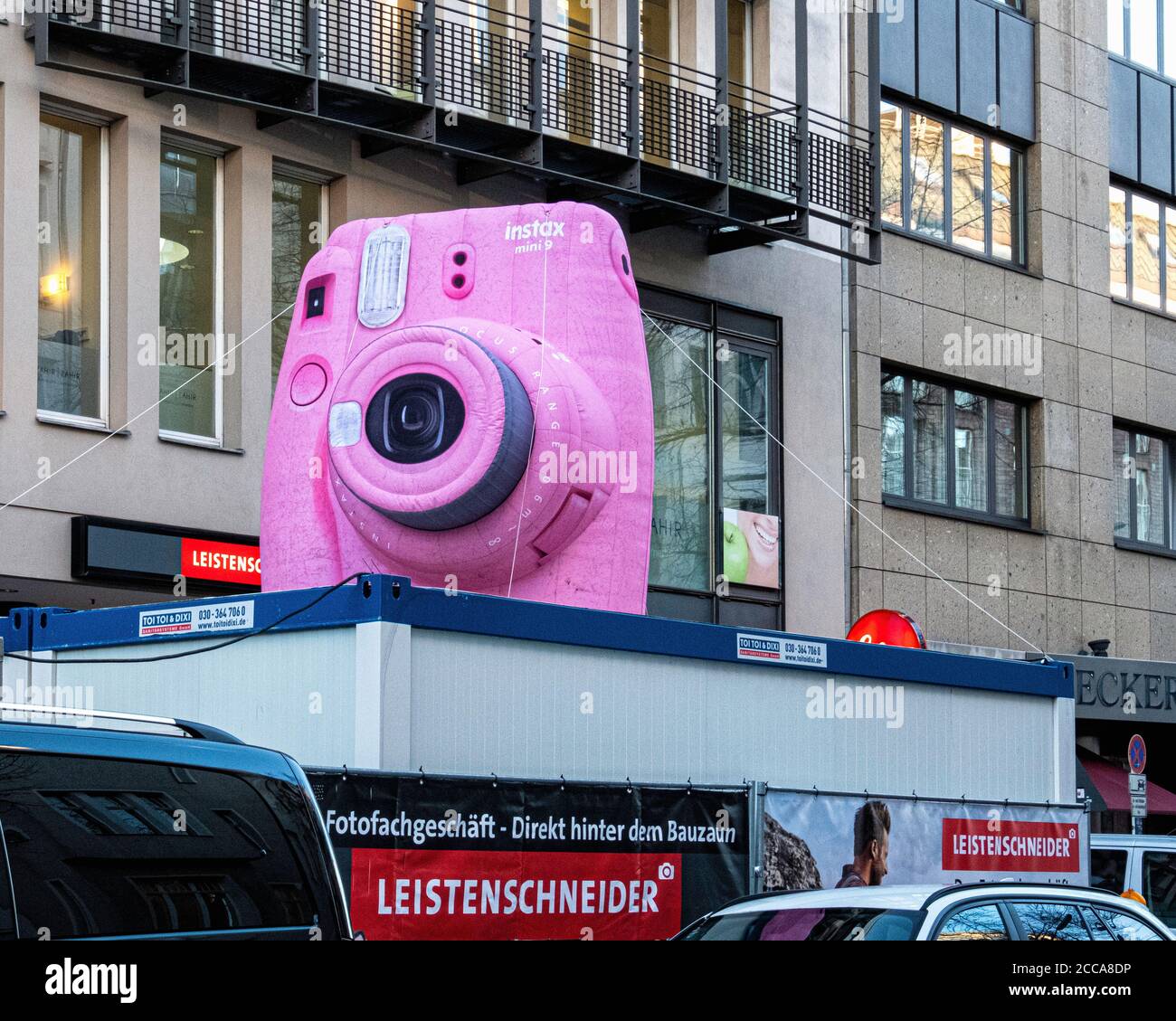 Foto Leistenschneider camera & Photo shop e pubblicità rosa con telecamera gonfiabile a Grolmanstrasse, Charlottenburg, Berlino Foto Stock