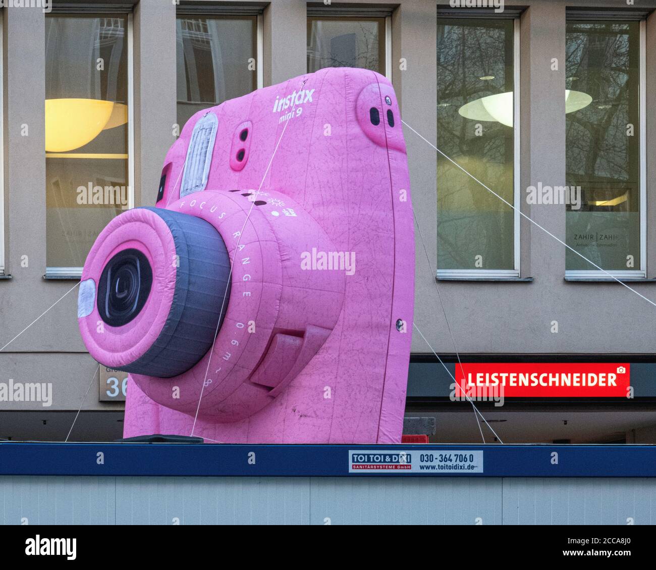 Foto Leistenschneider camera & Photo shop e pubblicità rosa con telecamera gonfiabile a Grolmanstrasse, Charlottenburg, Berlino Foto Stock