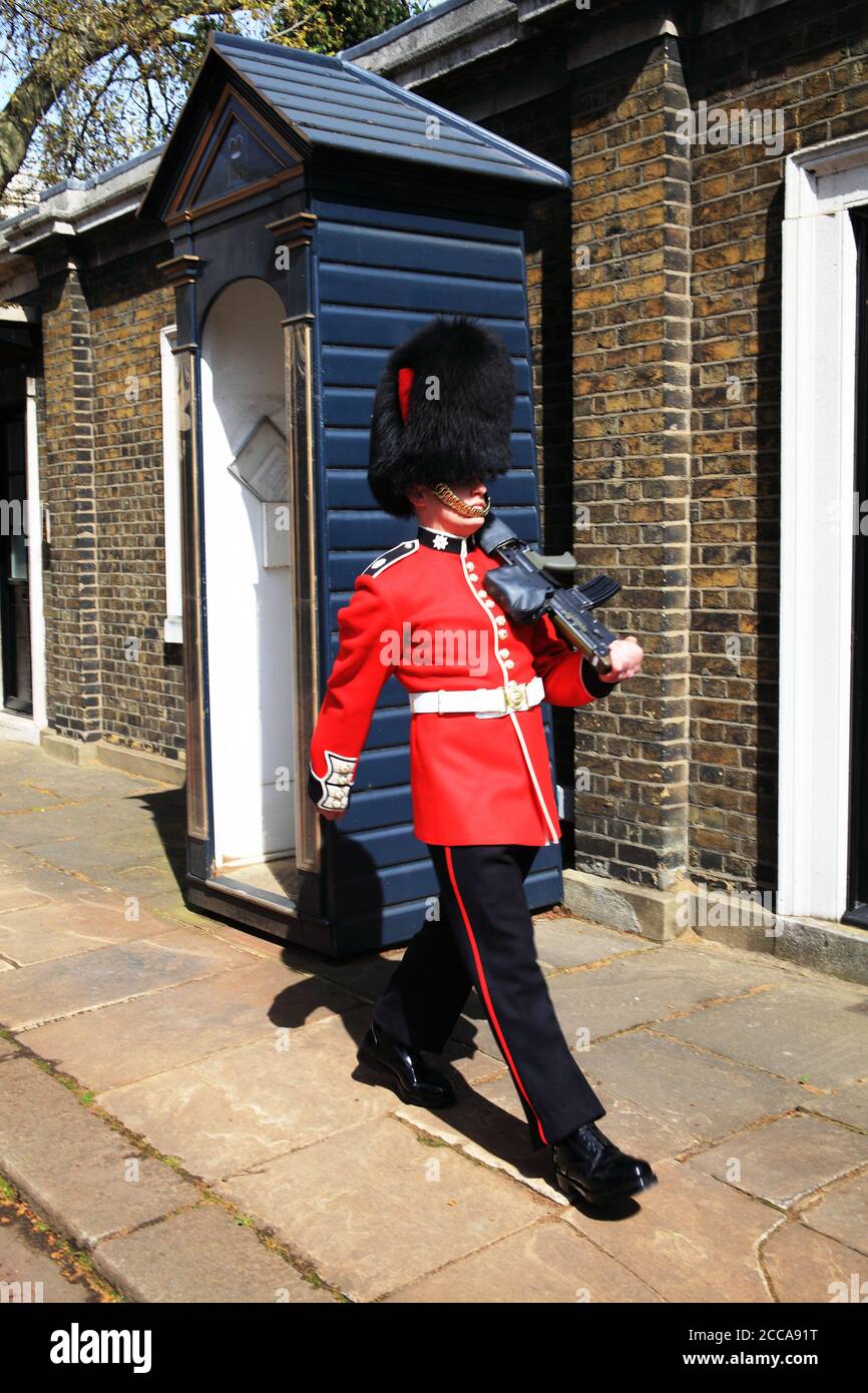 Londra, UK, 14 aprile 2012 : la Guardia Coldstream marciando vicino alla sua scatola di entrata nel Mall fuori Clarence House che è una destinazione di viaggio popolare a. Foto Stock