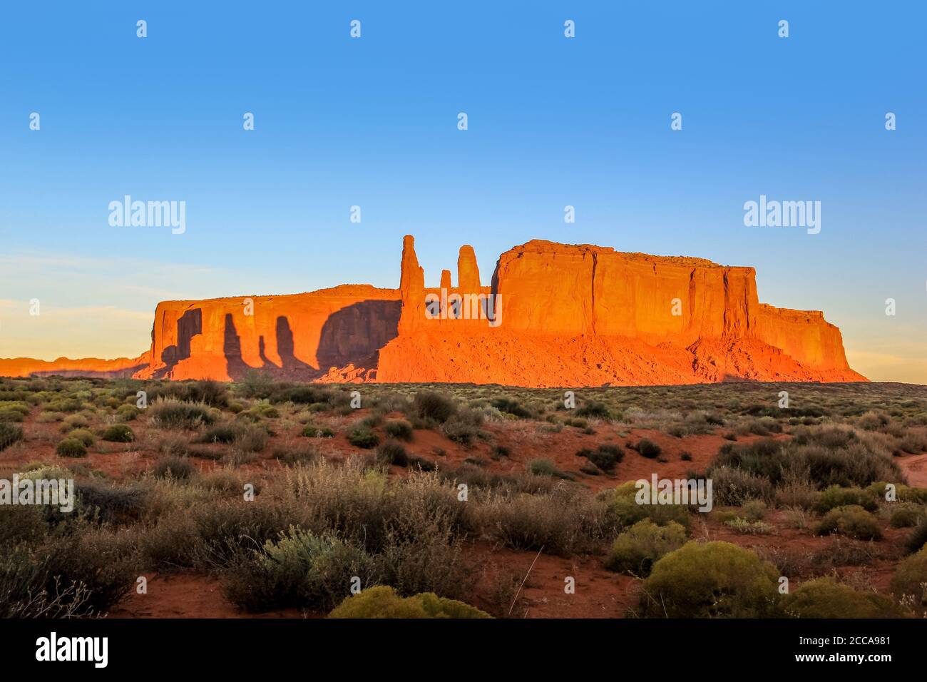 Mattina presto nella Monument Valley con lunghe ombre i monumenti Foto Stock