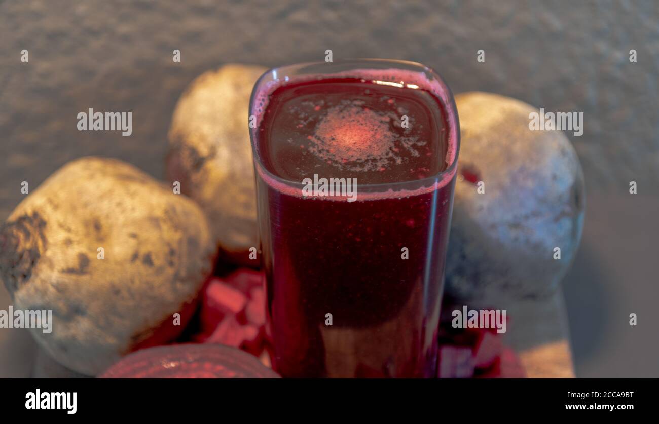 Succo di barbabietola (Beta vulgaris). La barbabietola da zucchero è una pianta erbacea della famiglia Kenopodiaceae. Il collo tuberizzato serve, oltre a scopi culinari, Foto Stock