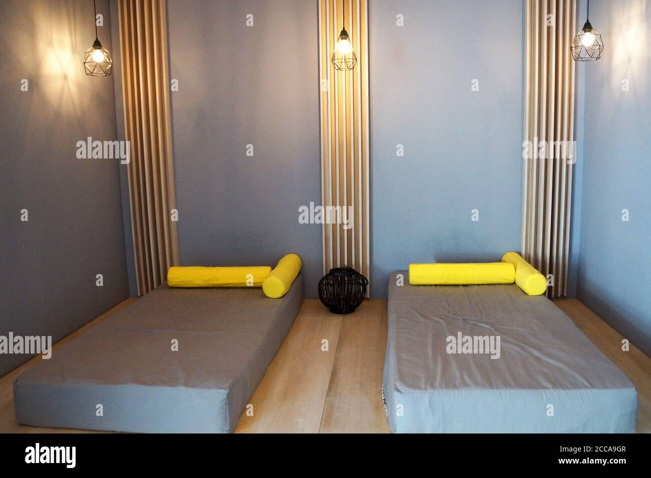 area soggiorno con due materassi sul pavimento, zona relax Foto Stock