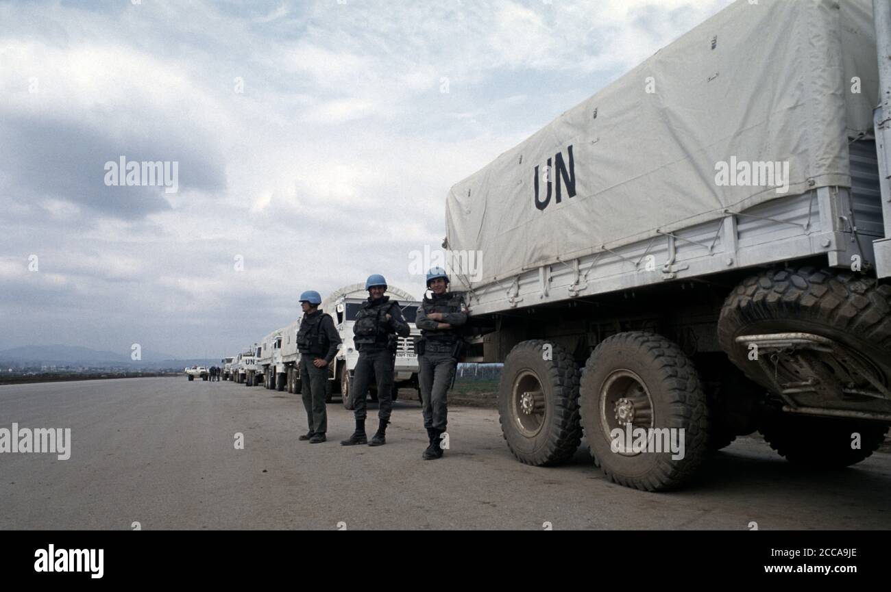 20 aprile 1994 durante l'assedio di Sarajevo: Su una Taxiway all'aeroporto, i soldati francesi fanno parte di un convoglio delle Nazioni Unite, in attesa di viaggiare a Goražde, 55 miglia (90 km) a sud-est di Sarajevo. Foto Stock