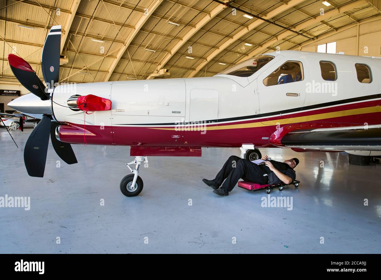 Aeroporto di Camarillo in California, dove il pilota dei traghetti Margrit Budert Walz consegna il Socata TBM 900. E così la loro missione è compiuta. Gli aeromobili vengono ispezionati tecnicamente dall'agente generale Sacota e consegnati ai clienti. Foto Stock