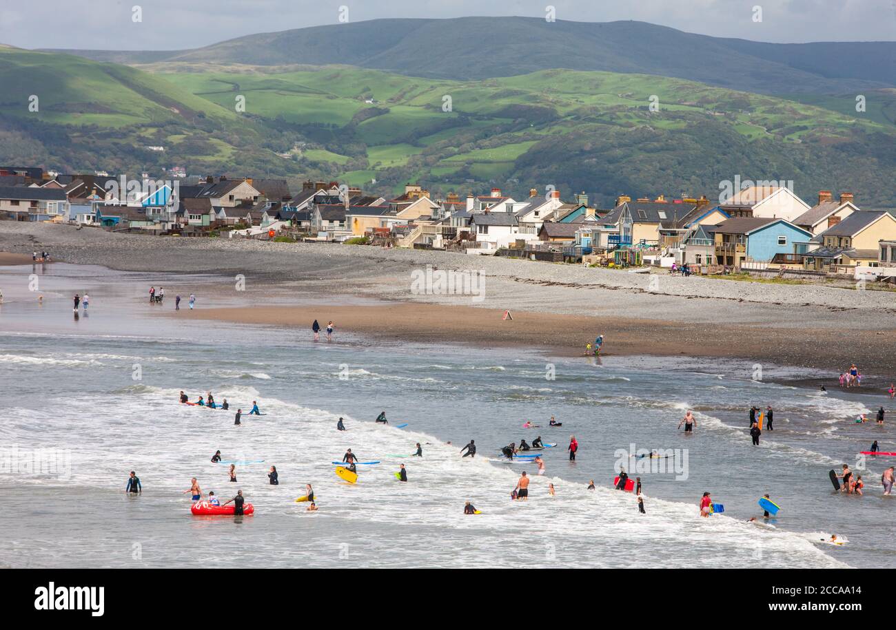 Occupato,affollato,Borth,Borth Beach,con,un,enorme,afflux,di,turisti,soprattutto,da,Inghilterra,Inglese,in,giornata,con,raffiche,prima,di,una,tempesta,fare,grande,surf,surf,condizioni,e competente,surfisti,e,principianti,prendere,l'acqua,Waters.Many,di,i,principianti,surf,in,welsh,welf,welf,welf,welf,welf,welf,welf,welf,welf,welf,welf,welf,welf,welf,welf,welf,welf Situato, su, Cardigan Bay, a nord, di, Aberystwyth, Borth Beach, si estende, per, molti, miglia, a, Ynyslas, ed è un popolare spot surf.The, folle, sono, particolarmente grandi perché molti britannici sono staycation soggiorno quest'anno. Foto Stock