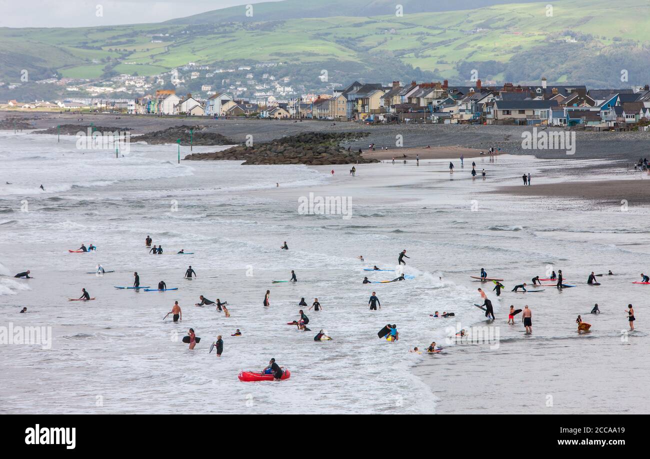 Occupato,affollato,Borth,Borth Beach,con,un,enorme,afflux,di,turisti,soprattutto,da,Inghilterra,Inglese,in,giornata,con,raffiche,prima,di,una,tempesta,fare,grande,surf,surf,condizioni,e competente,surfisti,e,principianti,prendere,l'acqua,Waters.Many,di,i,principianti,surf,in,welsh,welf,welf,welf,welf,welf,welf,welf,welf,welf,welf,welf,welf,welf,welf,welf,welf,welf Situato, su, Cardigan Bay, a nord, di, Aberystwyth, Borth Beach, si estende, per, molti, miglia, a, Ynyslas, ed è un popolare spot surf.The, folle, sono, particolarmente grandi perché molti britannici sono staycation soggiorno quest'anno. Foto Stock