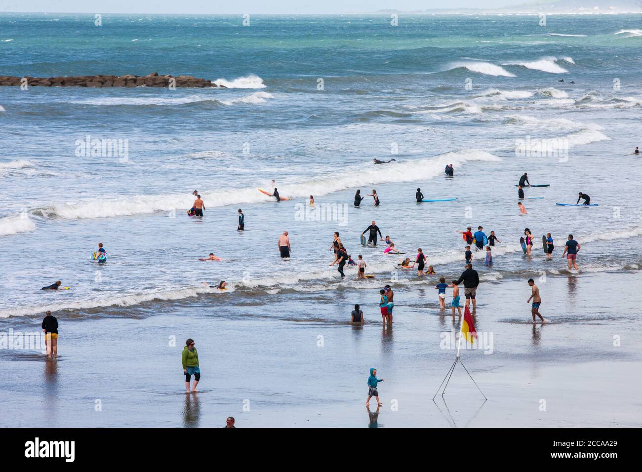 Occupato,affollato,Borth,Borth Beach,con,un,enorme,afflux,di,turisti,soprattutto,da,Inghilterra,Inglese,in,giornata,con,raffiche,prima,di,una,tempesta,fare,grande,surf,surf,condizioni,e competente,surfisti,e,principianti,prendere,l'acqua,Waters.Many,di,i,principianti,surf,in,welsh,welf,welf,welf,welf,welf,welf,welf,welf,welf,welf,welf,welf,welf,welf,welf,welf,welf Situato, su, Cardigan Bay, a nord, di, Aberystwyth, Borth Beach, si estende, per, molti, miglia, a, Ynyslas, ed è un popolare spot surf.The, folle, sono, particolarmente grandi perché molti britannici sono staycation soggiorno quest'anno. Foto Stock