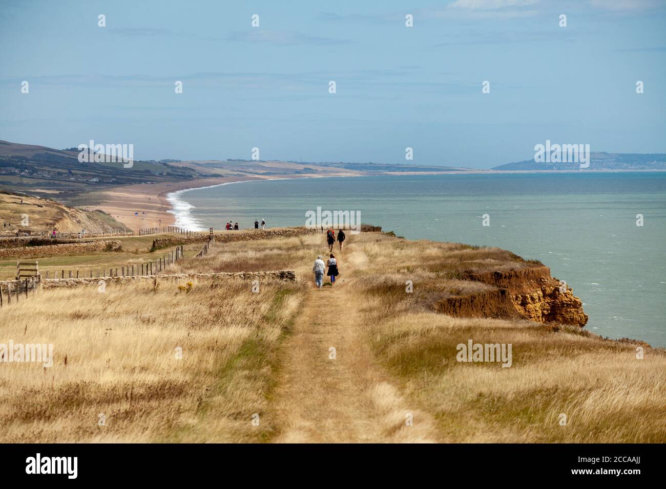 Gli escursionisti si dirigono verso Cogden Beach lungo il South West Coast Path vicino a Burton Bradstock, Dorset, Inghilterra. Foto Stock