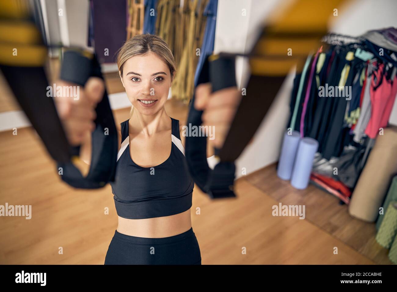 L'atleta femminile sta effettuando l'esercitazione in palestra Foto Stock