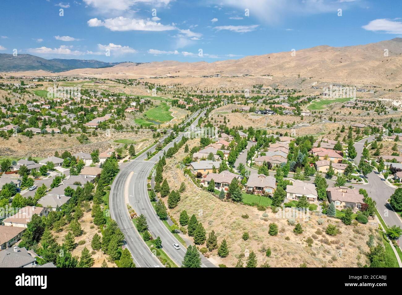 RENO, NEVADA, STATI UNITI - 11 agosto 2020: Una strada bisetta la comunità pianificata di Somersett nel nord-ovest Reno. Foto Stock