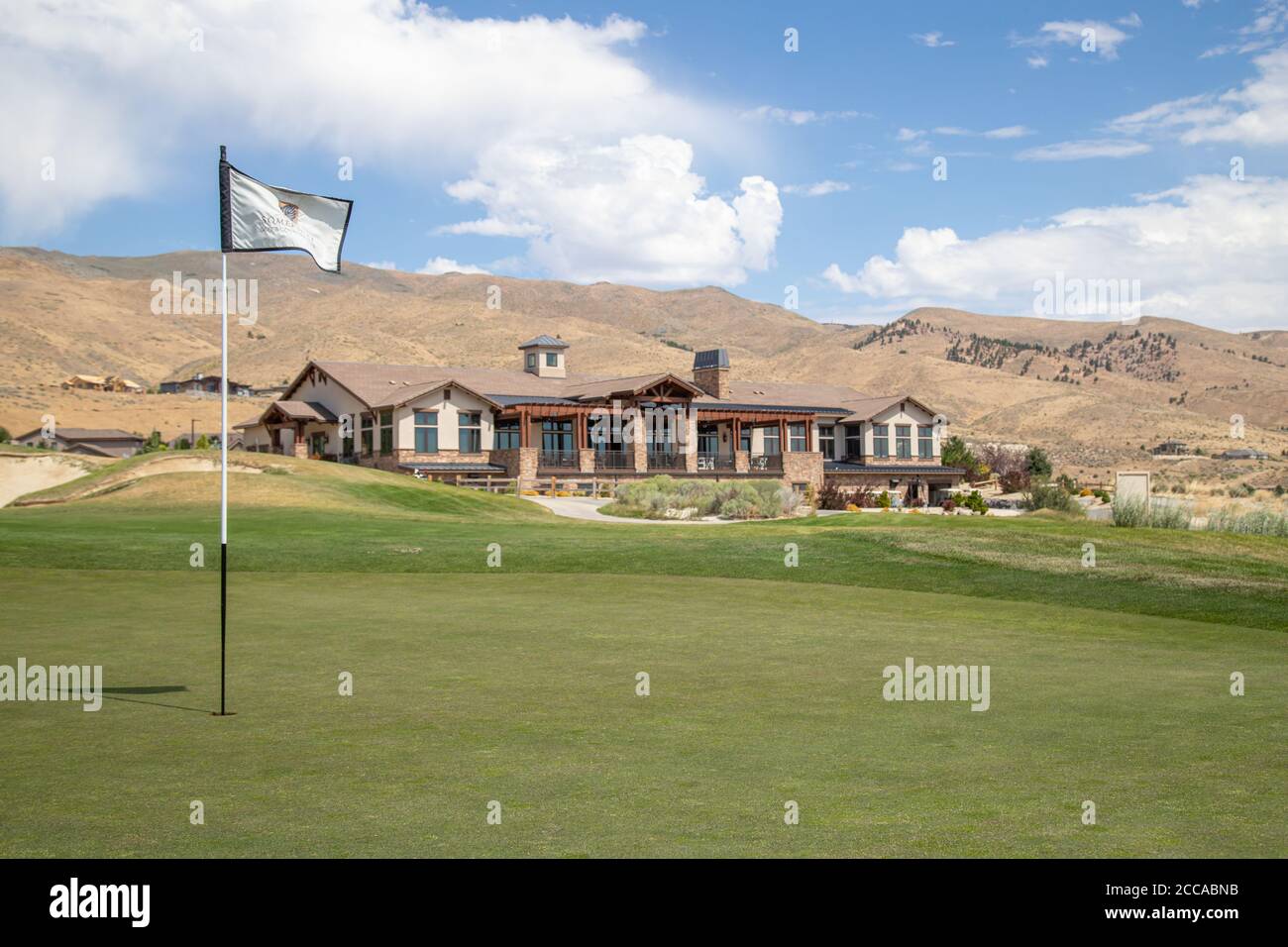 RENO, NEVADA, STATI UNITI - 11 agosto 2020: Una bandiera di golf si trova di fronte all'edificio del Country Club al Somersett Golf Course. Foto Stock