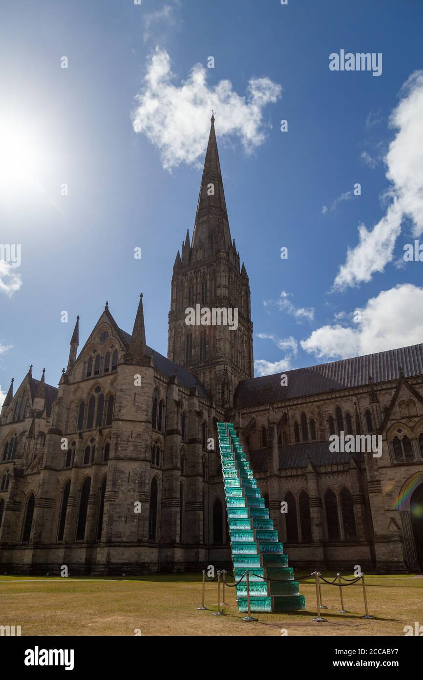 Danny Lane, alta sei metri, scala di vetro scultura fuori Salisbury Cathedral, Inghilterra. Foto Stock