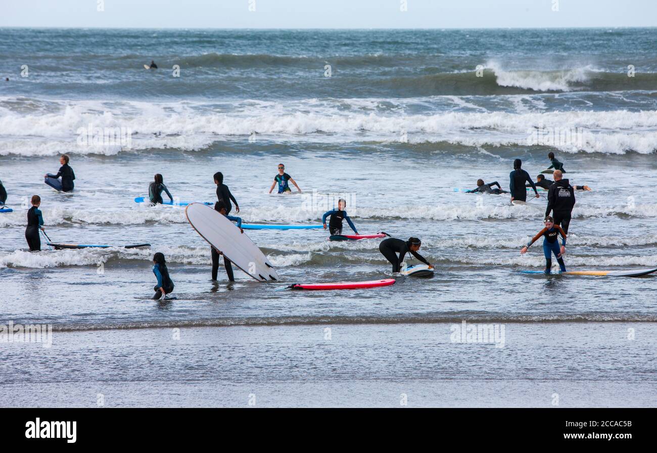 Occupato,affollato,Borth,Borth Beach,con,un,enorme,afflux,di,turisti,soprattutto,da,Inghilterra,Inglese,in,giornata,con,raffiche,prima,di,una,tempesta,fare,grande,surf,surf,condizioni,e competente,surfisti,e,principianti,prendere,l'acqua,Waters.Many,di,i,principianti,surf,in,welsh,welf,welf,welf,welf,welf,welf,welf,welf,welf,welf,welf,welf,welf,welf,welf,welf,welf Situato, su, Cardigan Bay, a nord, di, Aberystwyth, Borth Beach, si estende, per, molti, miglia, a, Ynyslas, ed è un popolare spot surf.The, folle, sono, particolarmente grandi perché molti britannici sono staycation soggiorno quest'anno. Foto Stock