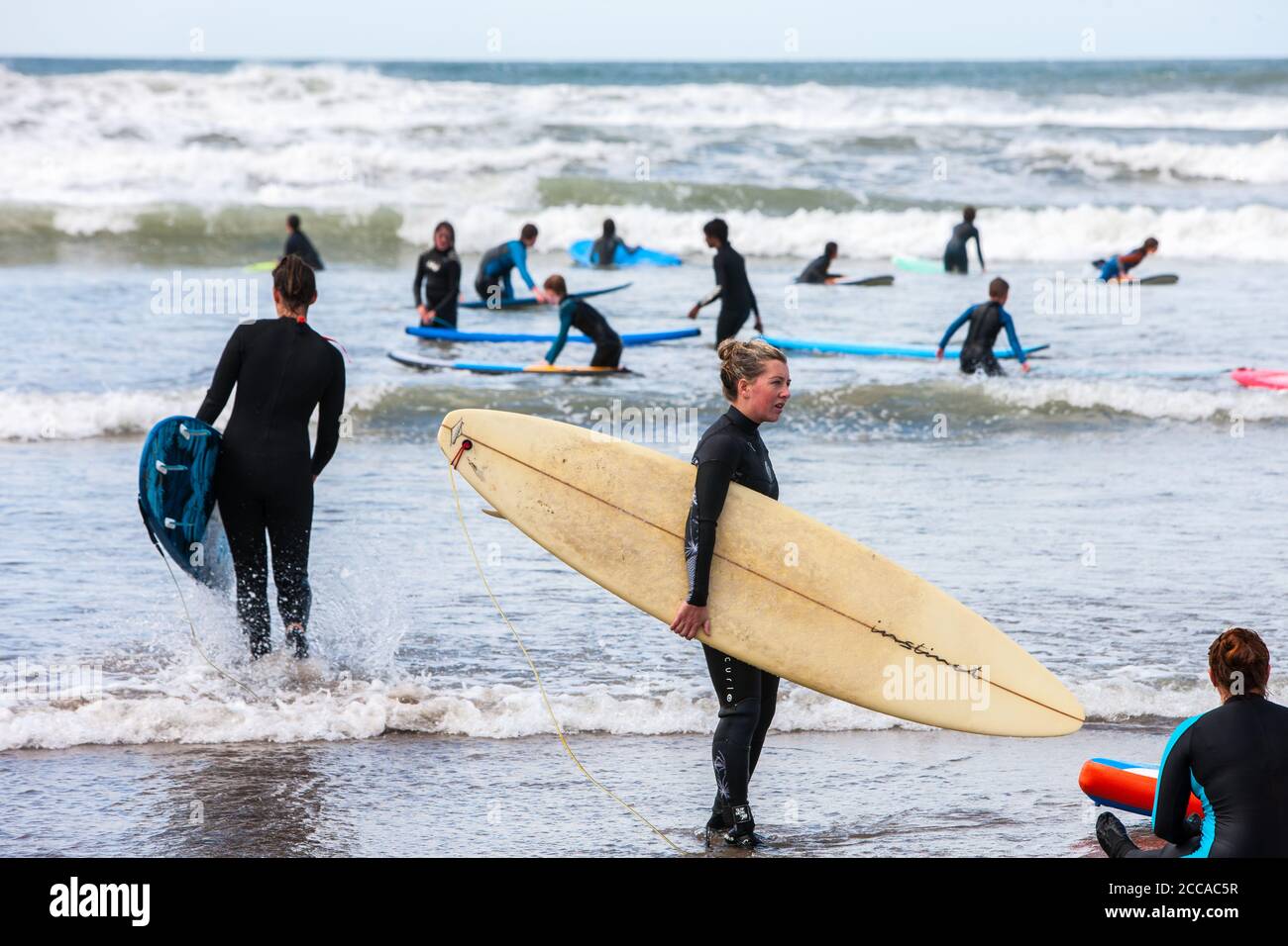 Occupato,affollato,Borth,Borth Beach,con,un,enorme,afflux,di,turisti,soprattutto,da,Inghilterra,Inglese,in,giornata,con,raffiche,prima,di,una,tempesta,fare,grande,surf,surf,condizioni,e competente,surfisti,e,principianti,prendere,l'acqua,Waters.Many,di,i,principianti,surf,in,welsh,welf,welf,welf,welf,welf,welf,welf,welf,welf,welf,welf,welf,welf,welf,welf,welf,welf Situato, su, Cardigan Bay, a nord, di, Aberystwyth, Borth Beach, si estende, per, molti, miglia, a, Ynyslas, ed è un popolare spot surf.The, folle, sono, particolarmente grandi perché molti britannici sono staycation soggiorno quest'anno. Foto Stock