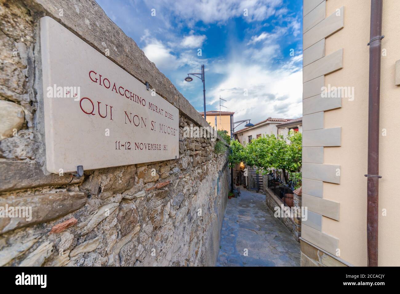 Vicolo che conduce al centro di Castellabate, qui si trova su una famosa parete piatto. Sul piatto Gioacchino Murat ha detto: Qui non muoiono. 11-12 Nov 1811. Castellabate, Campania, Italia. Foto Stock