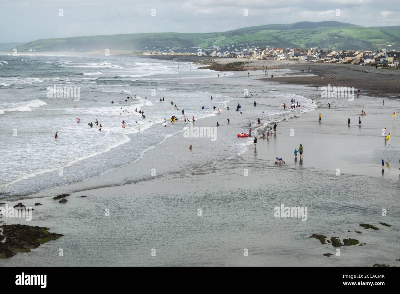 Occupato,affollato,Borth,Borth Beach,con,un,enorme,afflux,di,turisti,soprattutto,da,Inghilterra,Inglese,in,giornata,con,raffiche,prima,di,una,tempesta,fare,grande,surf,surf,condizioni,e competente,surfisti,e,principianti,prendere,l'acqua,Waters.Many,di,i,principianti,surf,in,welsh,welf,welf,welf,welf,welf,welf,welf,welf,welf,welf,welf,welf,welf,welf,welf,welf,welf Situato, su, Cardigan Bay, a nord, di, Aberystwyth, Borth Beach, si estende, per, molti, miglia, a, Ynyslas, ed è un popolare spot surf.The, folle, sono, particolarmente grandi perché molti britannici sono staycation soggiorno quest'anno. Foto Stock