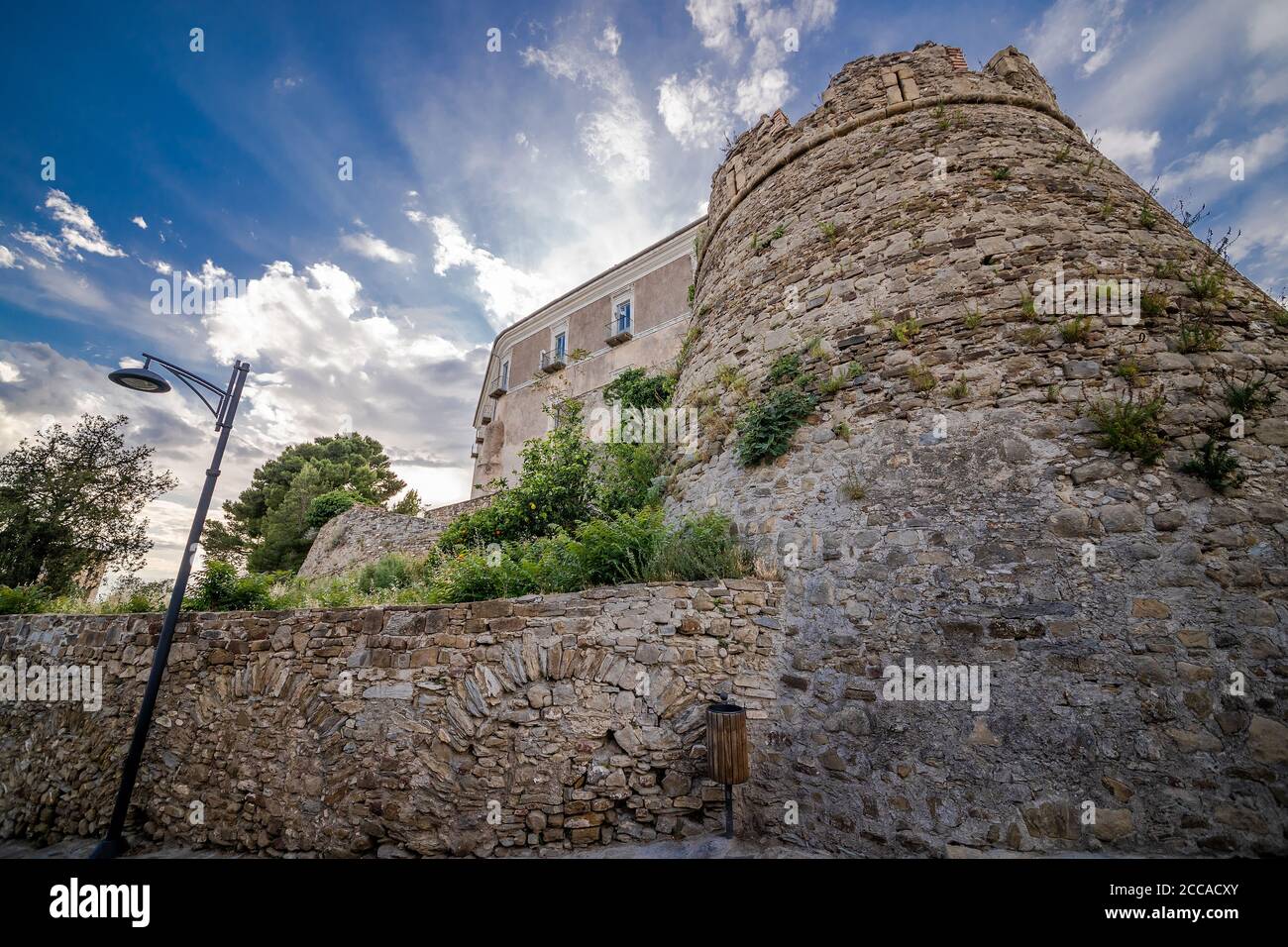 Torre dell'antico Castello di Castellabate costruito nel XII secolo per difendersi dalle incursioni saracene, Costa del Cilento, Campania, Italia. Foto Stock