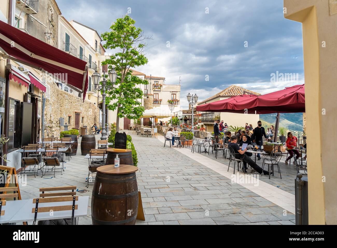 Località famosa, la piccola piazza principale di Castellabate, situata sulla costa cilentana, dichiarata nel 1998 Patrimonio dell'Umanità dall'UNESCO Foto Stock