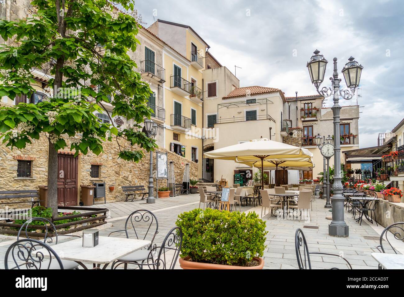 Località famosa, la piccola piazza principale di Castellabate, situata sulla costa cilentana, dichiarata nel 1998 Patrimonio dell'Umanità dall'UNESCO Foto Stock